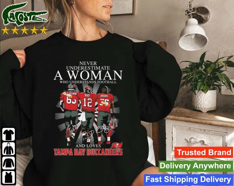 Never Underestimate A Woman Who Understands Football And Loves Tampa Bay Buccaneers Signatures 2023 Sweatshirt